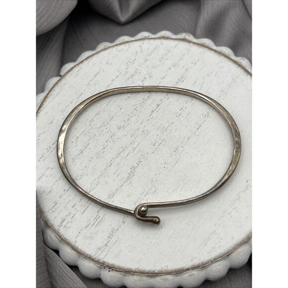 James Avery Sterling Silver Hammered Hook On Bangle Bracelet - Picture 5 of 6